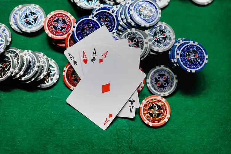 Dealer live casino sedang berinteraksi secara langsung dengan pemain melalui streaming berkualitas tinggi di toto767
